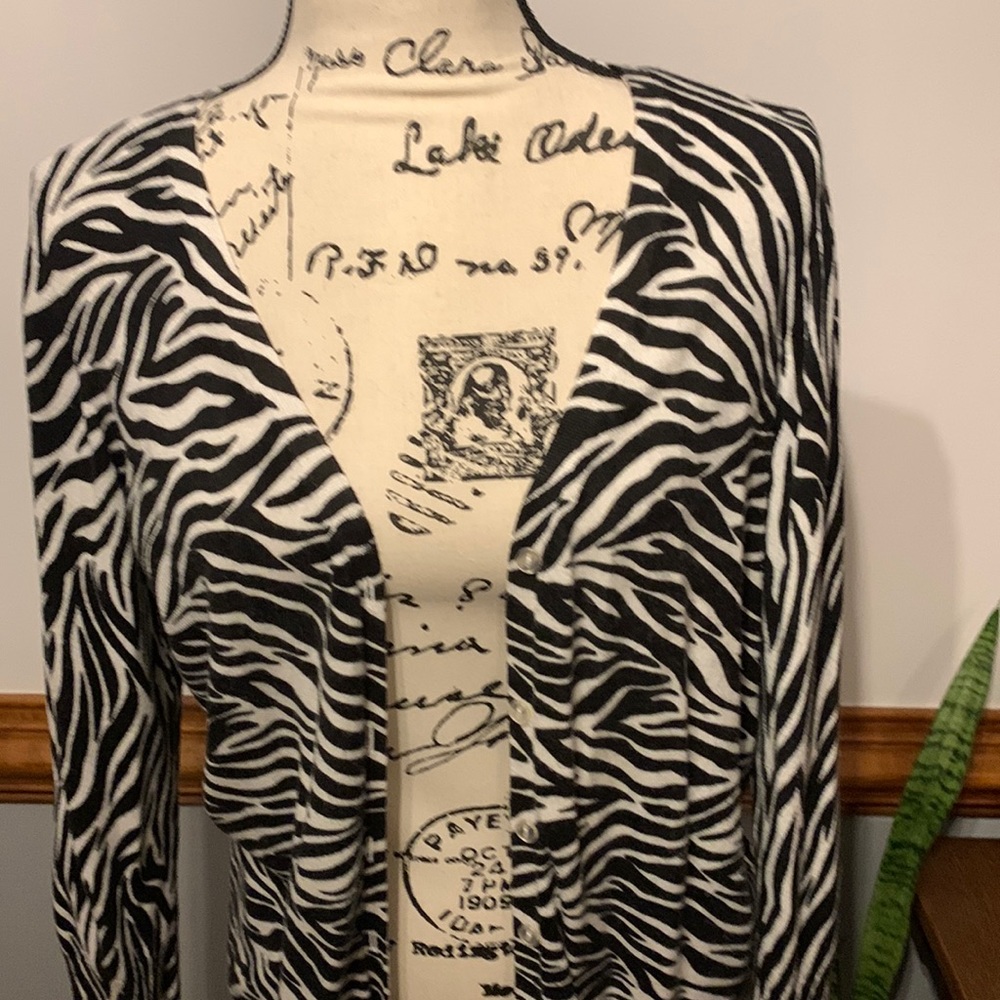 🏷️ 3 for $10
Covington cardigan zebra print sweater